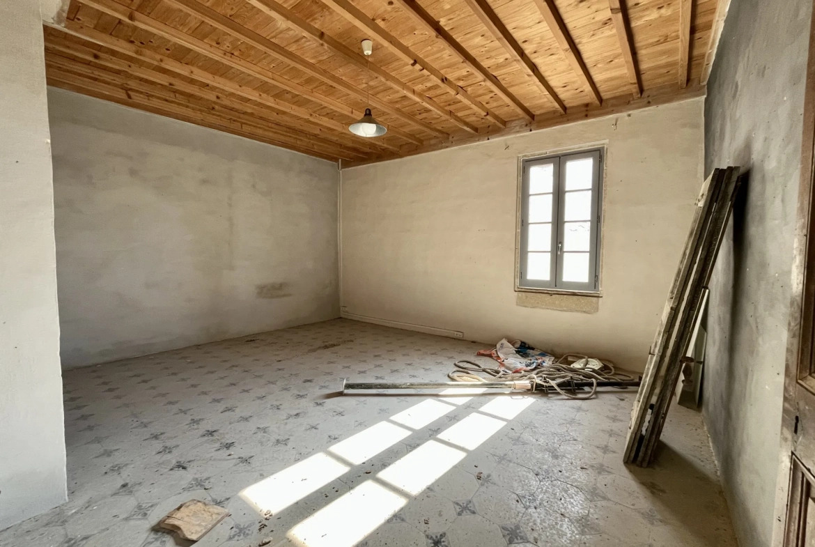 Duplex à rénover de 145 m² avec parking privé à Sommieres 