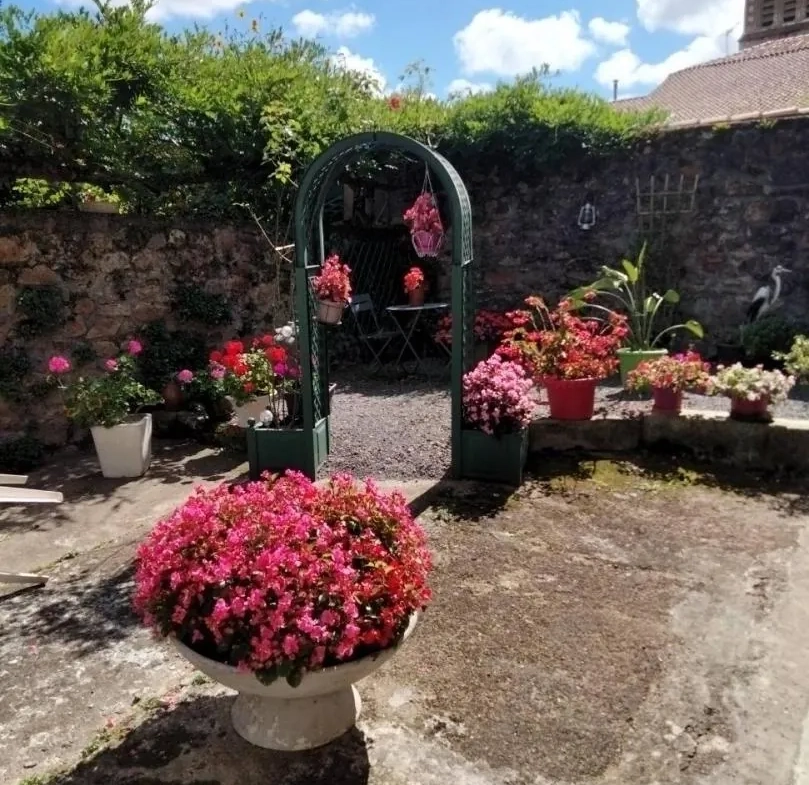 Maison de village charmante avec jardin et garage à La Peruse en Charente 