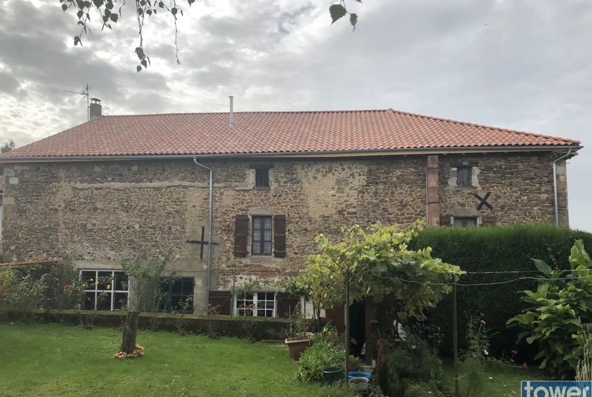 Maison de village charmante avec jardin et garage à La Peruse en Charente 