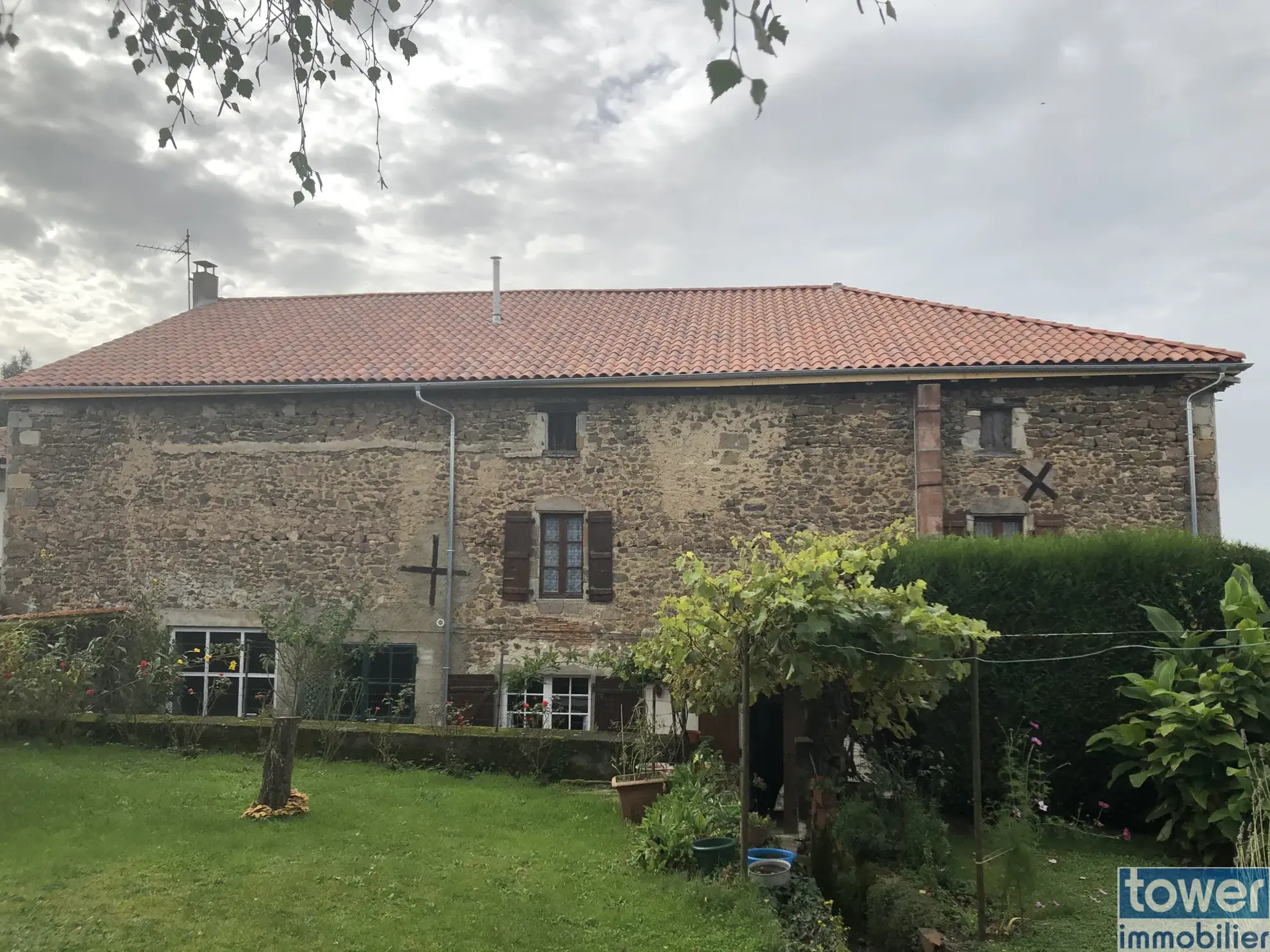 Maison de village charmante avec jardin et garage à La Peruse en Charente 