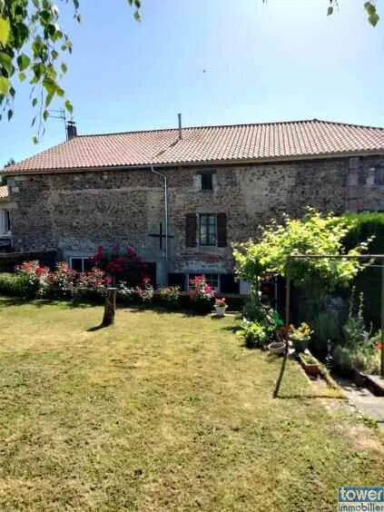 Maison de village charmante avec jardin et garage à La Peruse en Charente 
