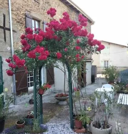 Maison de village charmante avec jardin et garage à La Peruse en Charente