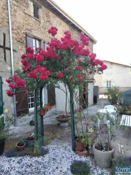 Maison de village charmante avec jardin et garage à La Peruse en Charente 