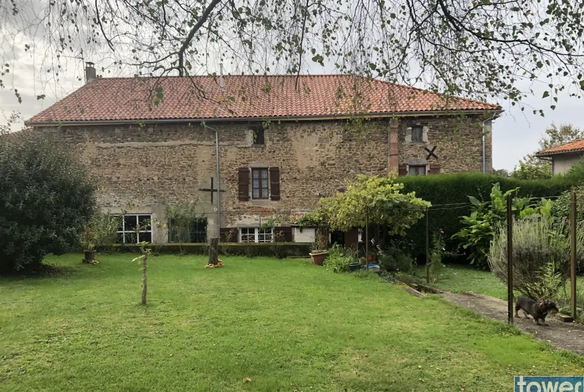 Maison de village charmante avec jardin et garage à La Peruse en Charente 