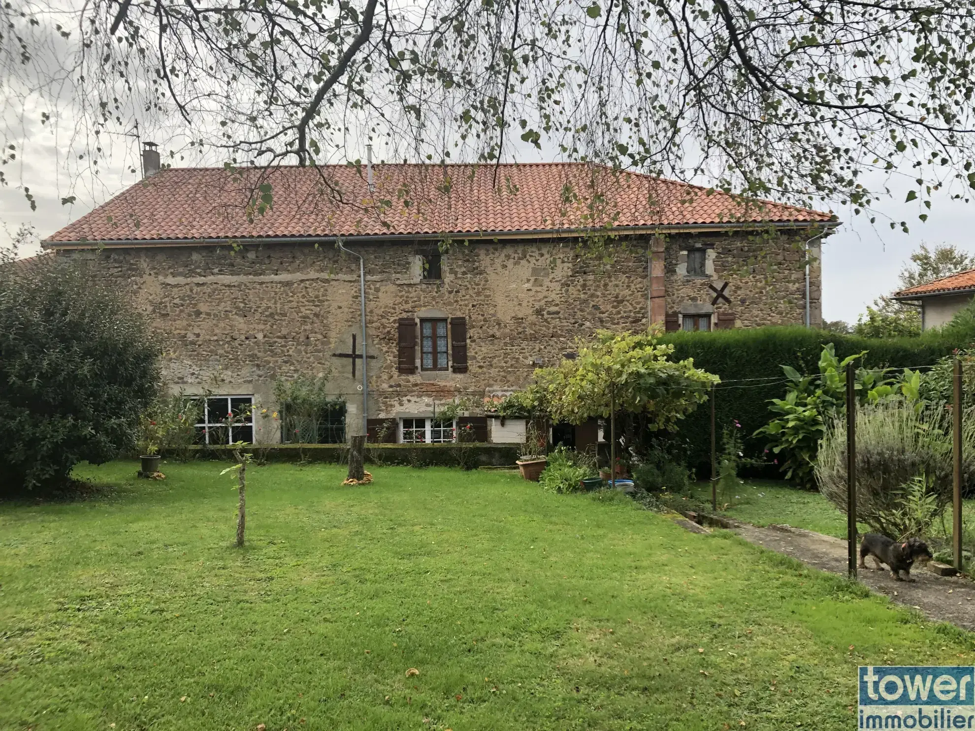 Maison de village charmante avec jardin et garage à La Peruse en Charente 