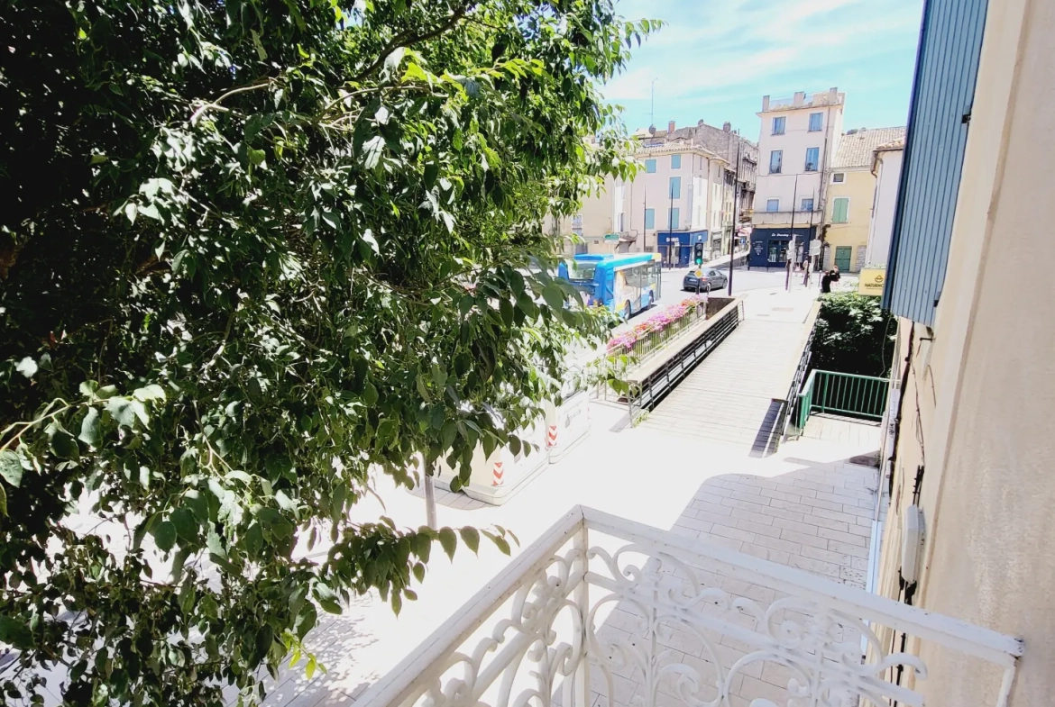 Appartement à Orange de 45 m² avec balcon et climatisation, proche du centre-ville 