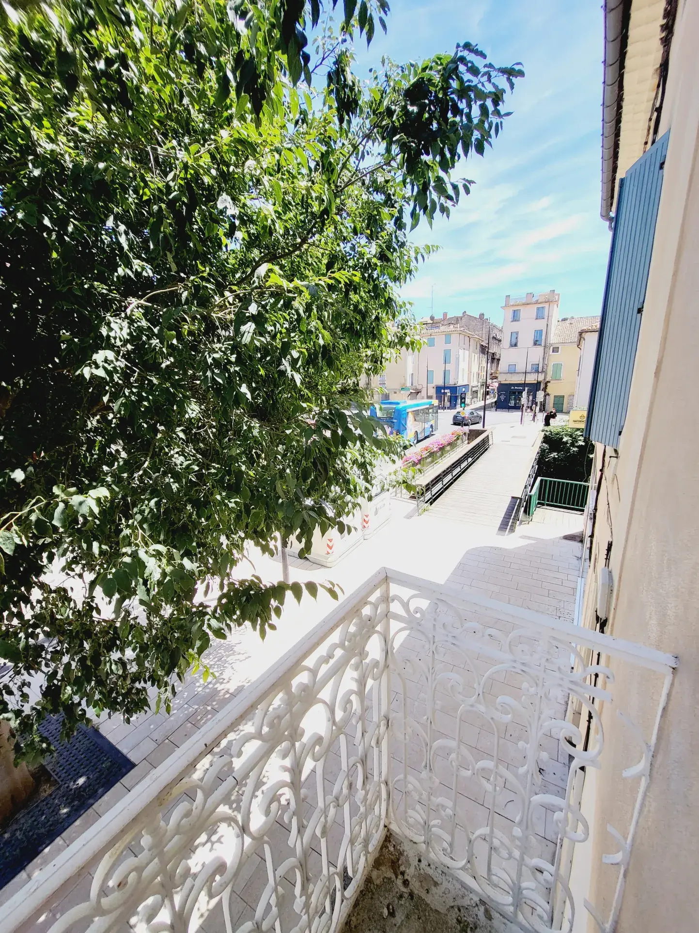 Appartement à Orange de 45 m² avec balcon et climatisation, proche du centre-ville 