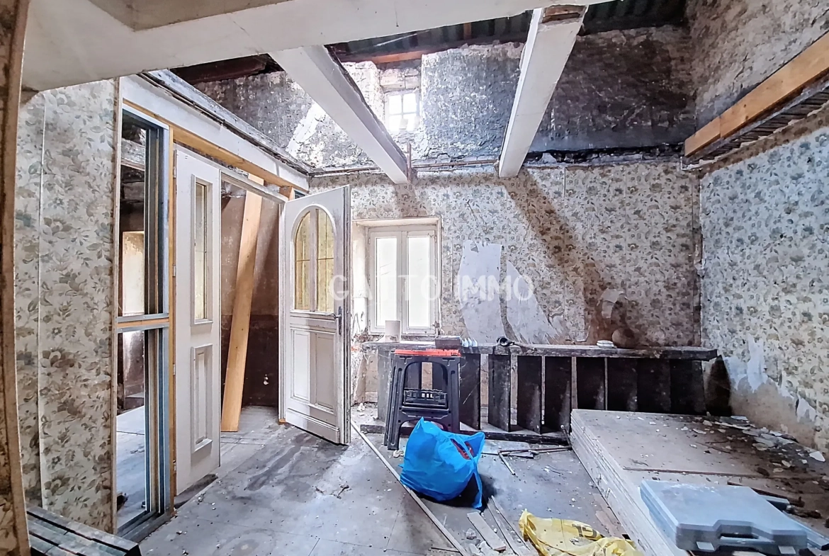 Maison à rénover de 136 m² au centre de Boulay - Potentiel d'investissement 