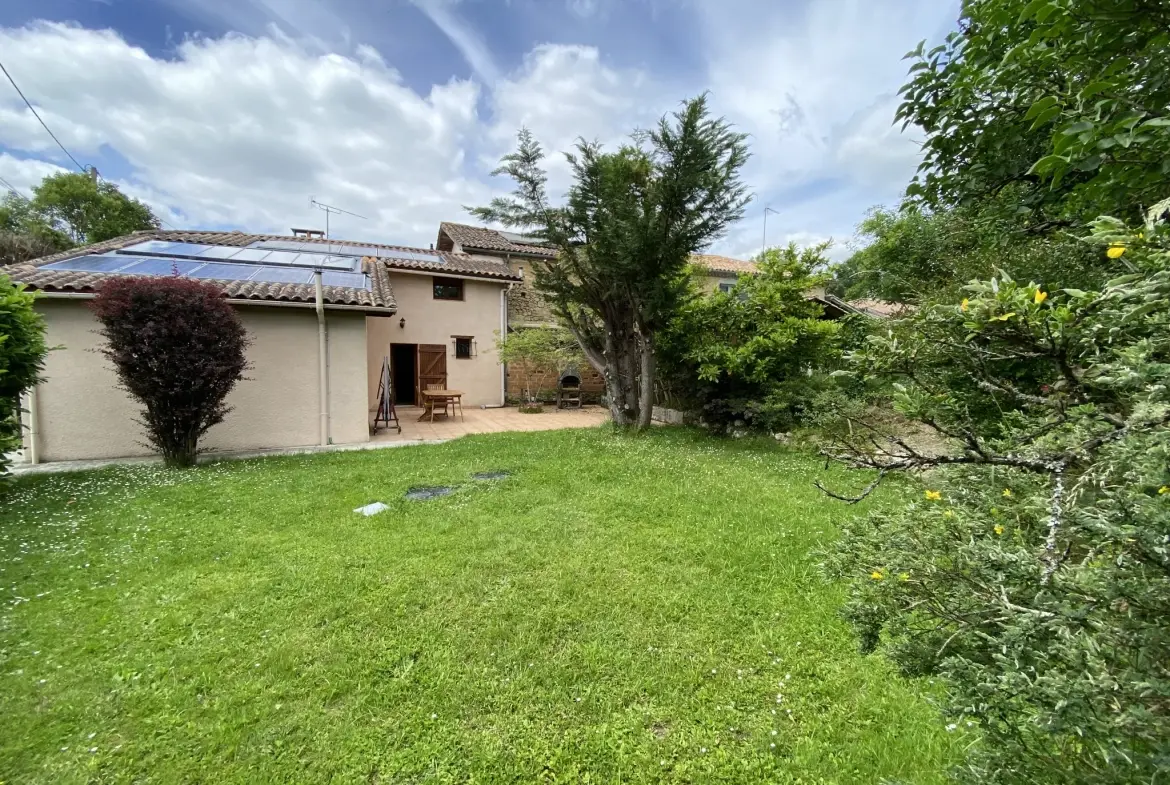 Charmante maison de village en pierre avec jardin et garage à Auros 