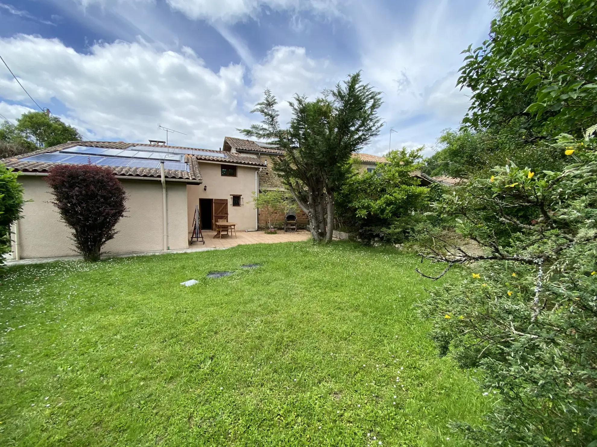 Charmante maison de village en pierre avec jardin et garage à Auros 