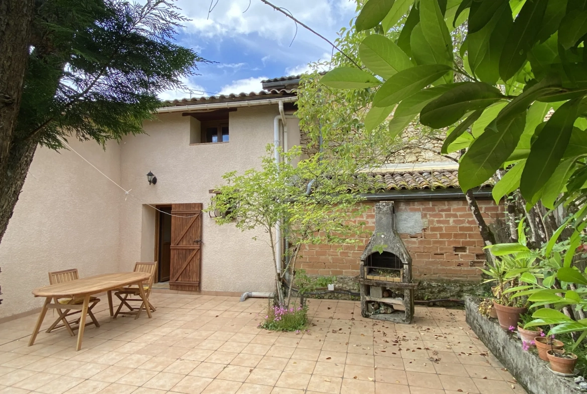 Charmante maison de village en pierre avec jardin et garage à Auros 