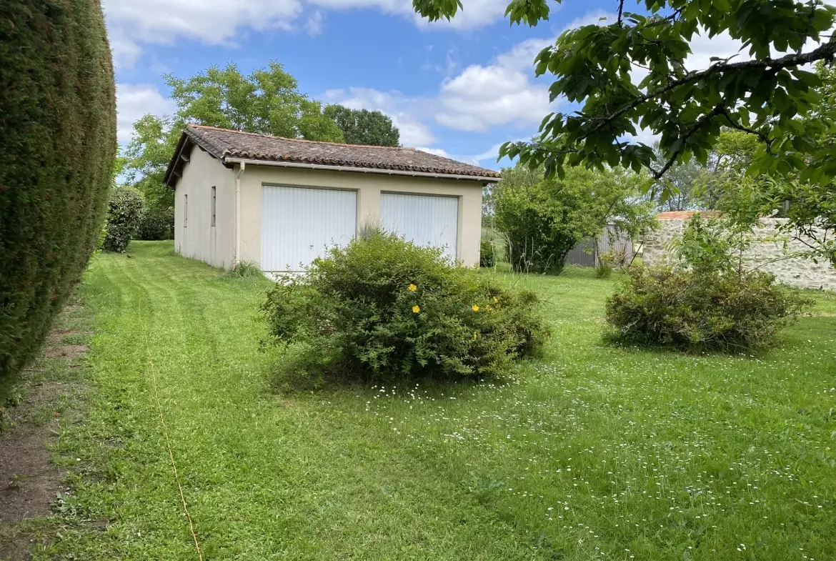 Charmante maison de village en pierre avec jardin et garage à Auros 