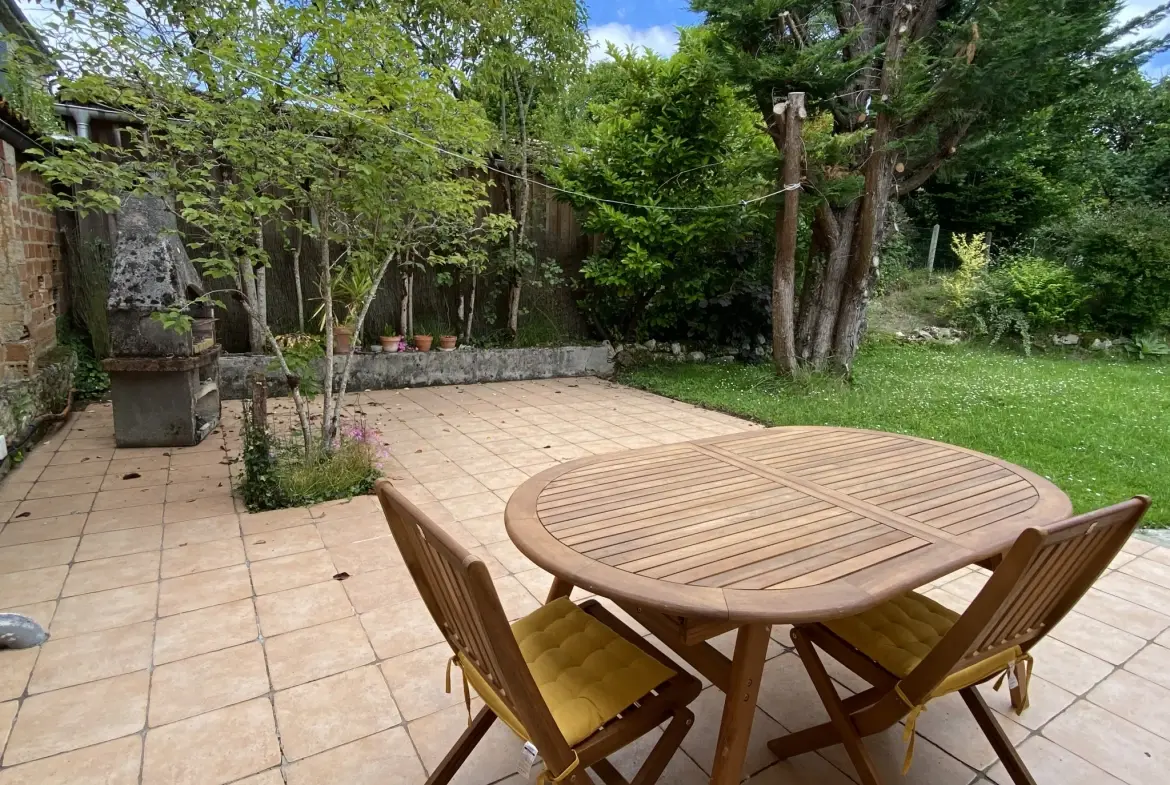Charmante maison de village en pierre avec jardin et garage à Auros 
