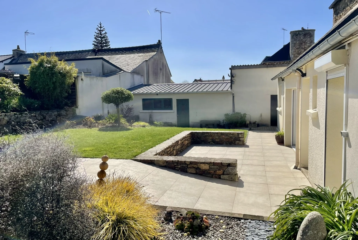 Maison en pierre à Goudelin avec jardin, terrasses et dépendances – 177 m2 