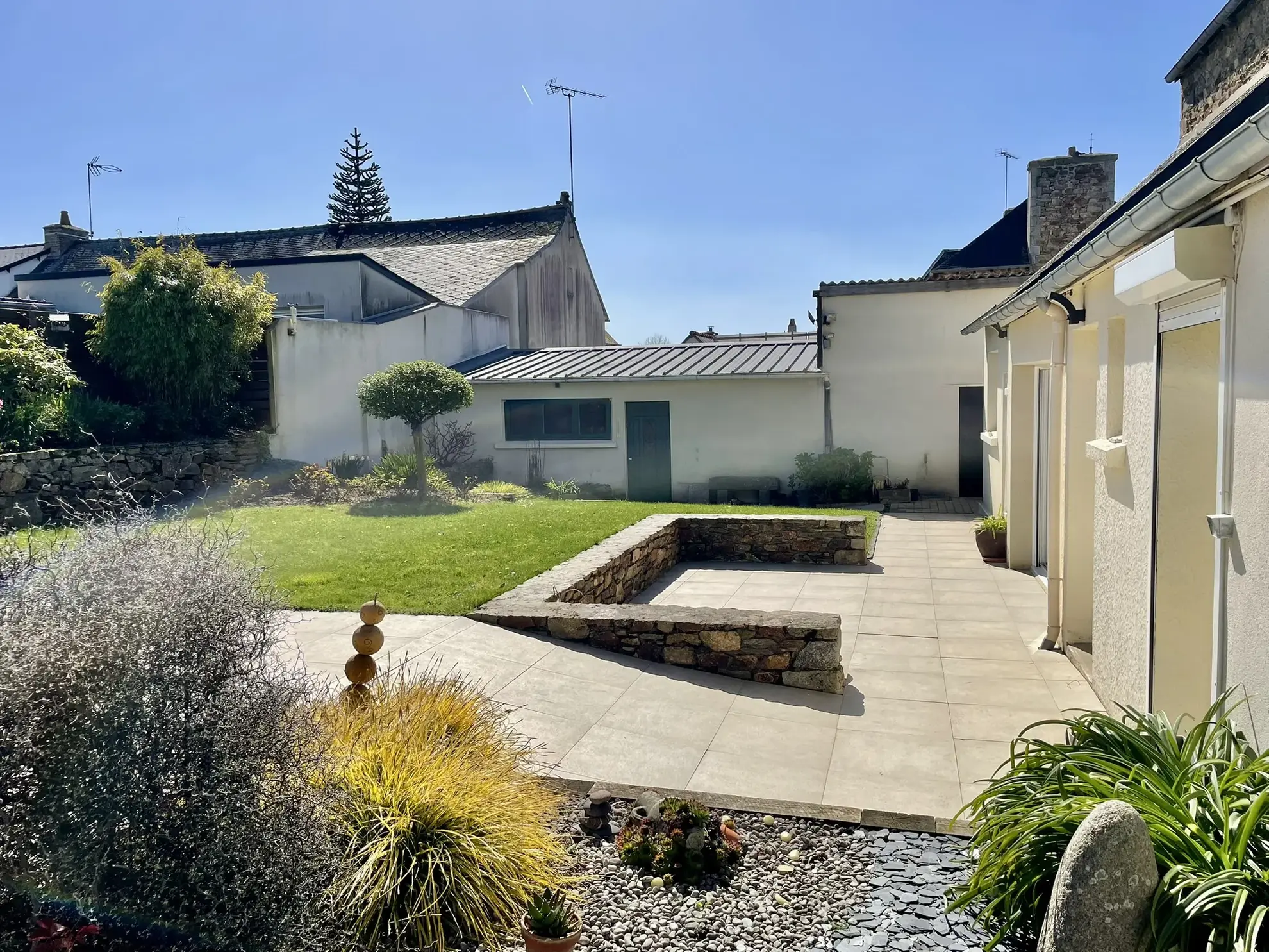 Maison en pierre à Goudelin avec jardin, terrasses et dépendances – 177 m2 