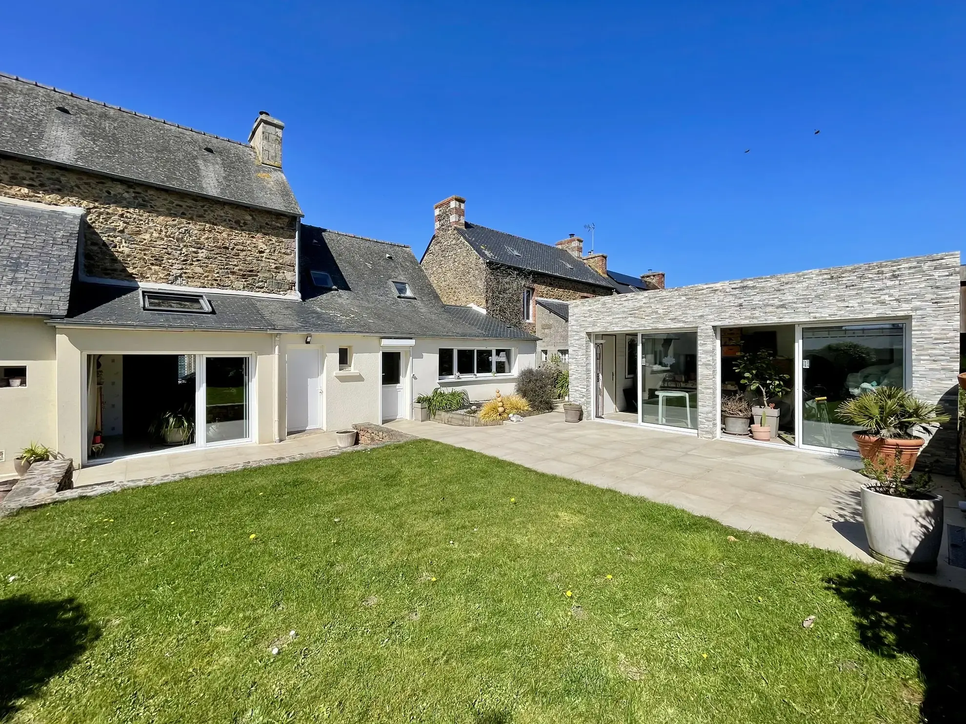 Maison en pierre à Goudelin avec jardin, terrasses et dépendances – 177 m2 