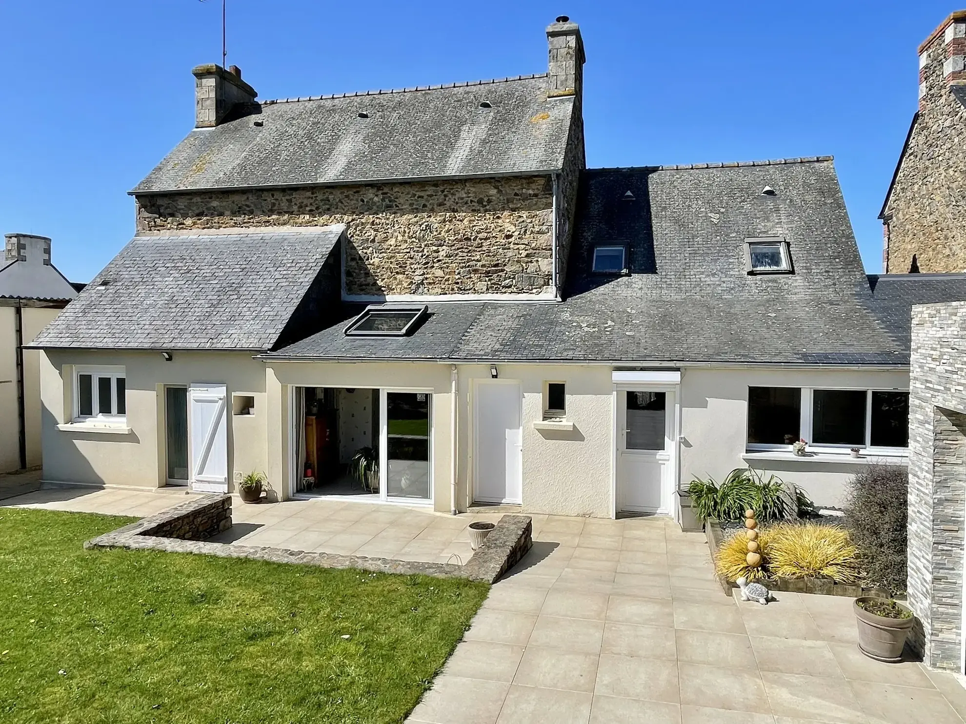 Maison en pierre à Goudelin avec jardin, terrasses et dépendances – 177 m2 