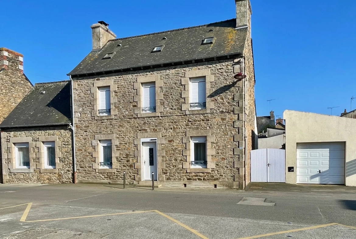 Maison en pierre à Goudelin avec jardin, terrasses et dépendances – 177 m2 