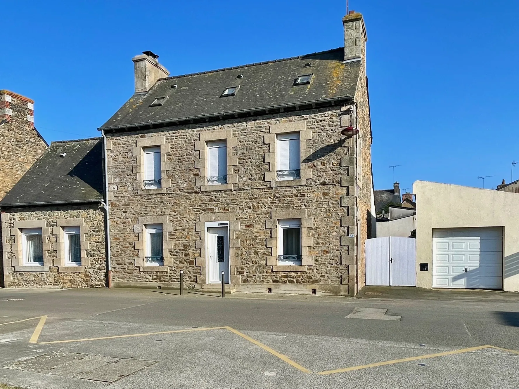 Maison en pierre à Goudelin avec jardin, terrasses et dépendances – 177 m2 