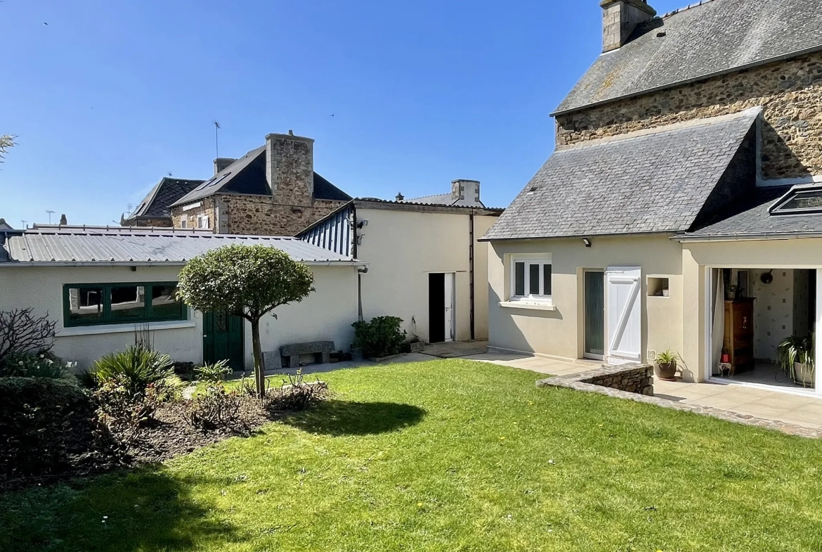 Maison en pierre à Goudelin avec jardin, terrasses et dépendances – 177 m2 