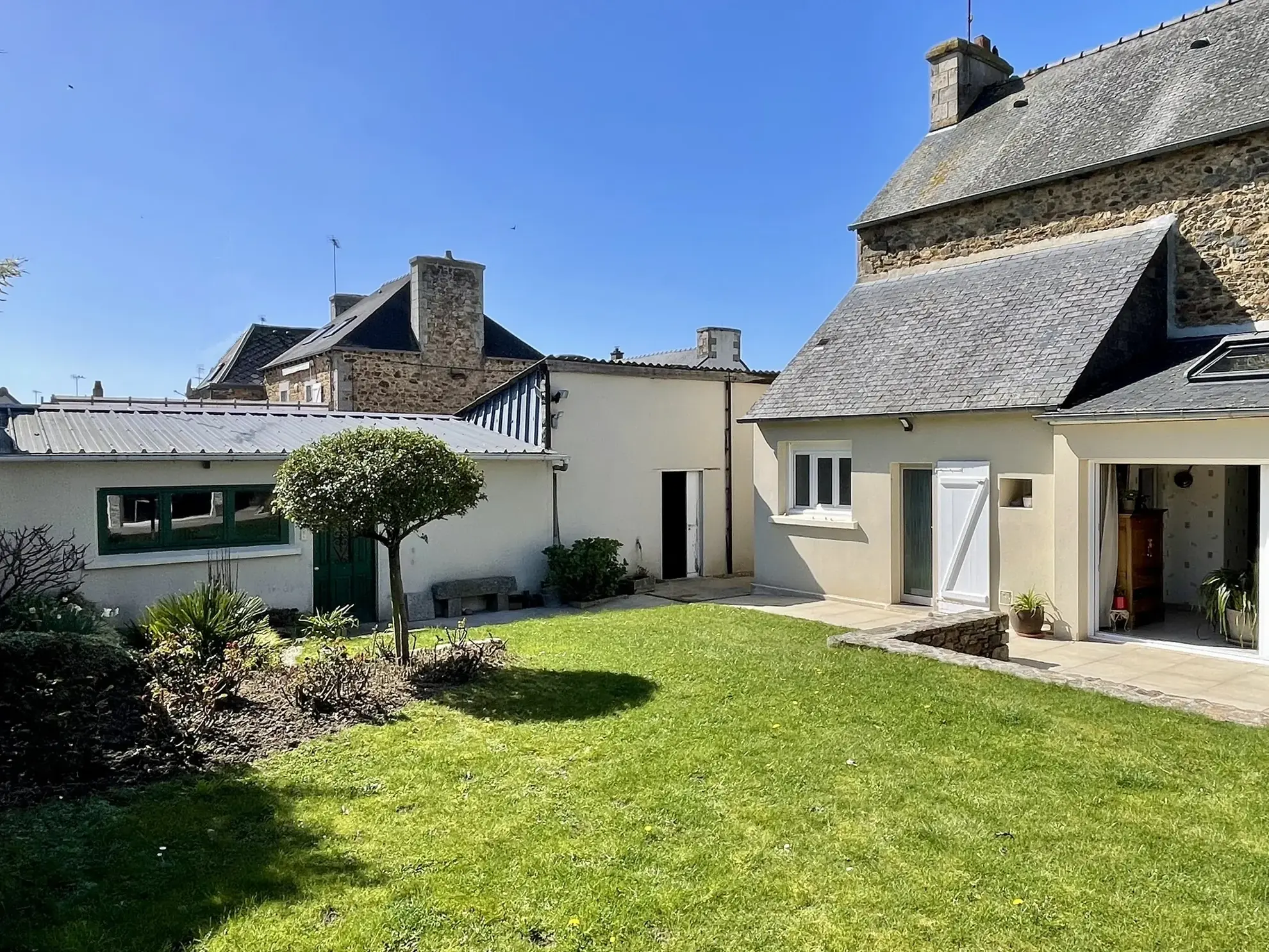 Maison en pierre à Goudelin avec jardin, terrasses et dépendances – 177 m2 