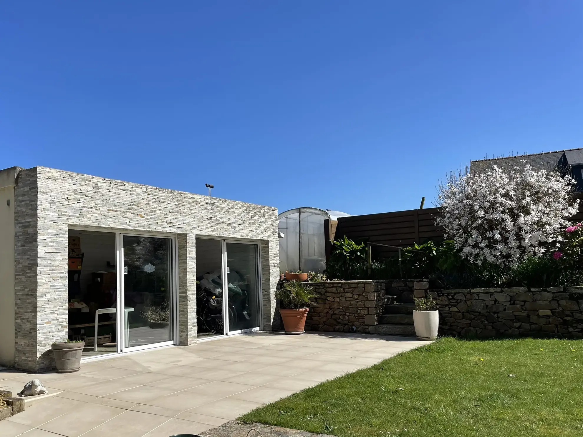 Maison en pierre à Goudelin avec jardin, terrasses et dépendances – 177 m2 