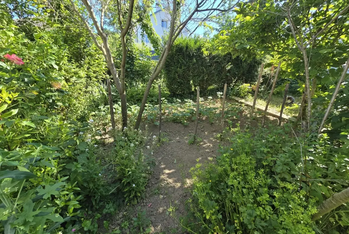 Maison à rénover de 85 m² à Panazol Manderesse avec grand terrain 