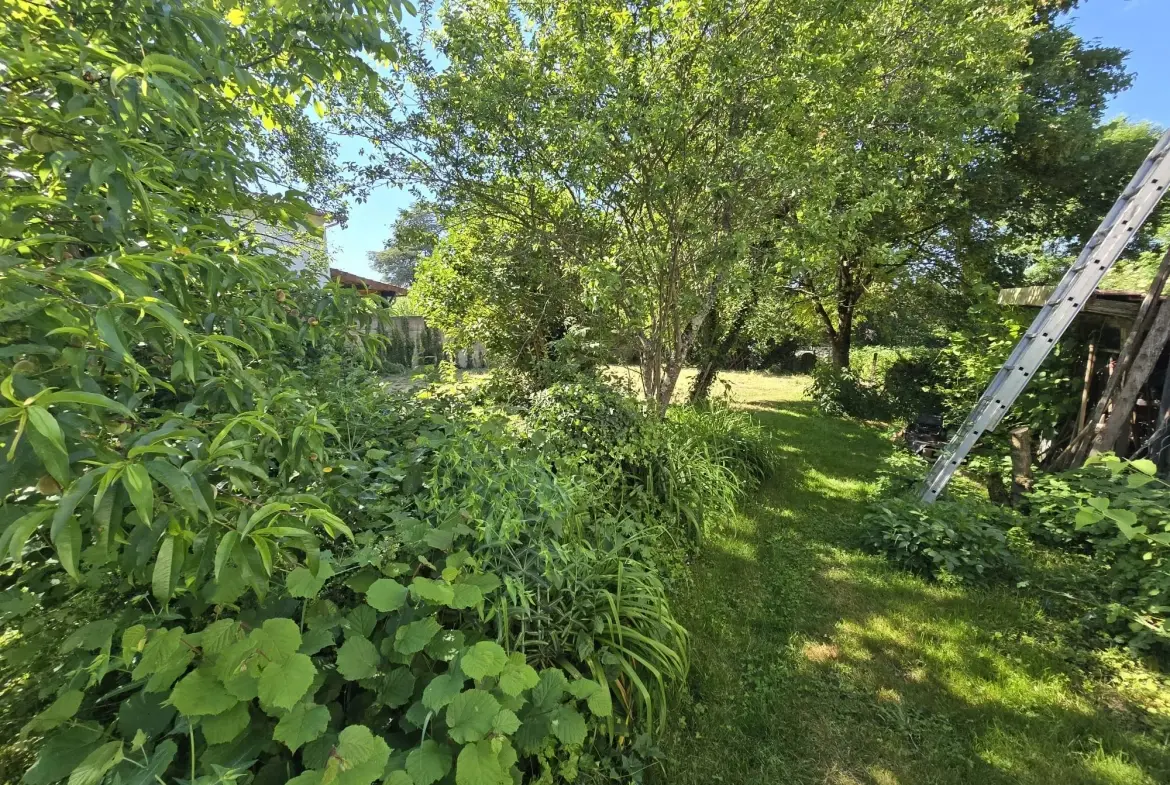 Maison à rénover de 85 m² à Panazol Manderesse avec grand terrain 