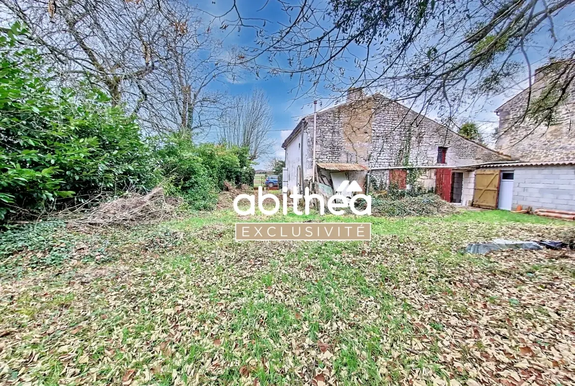 Charmante maison charentaise à rénover de 120 m² avec jardin en campagne 
