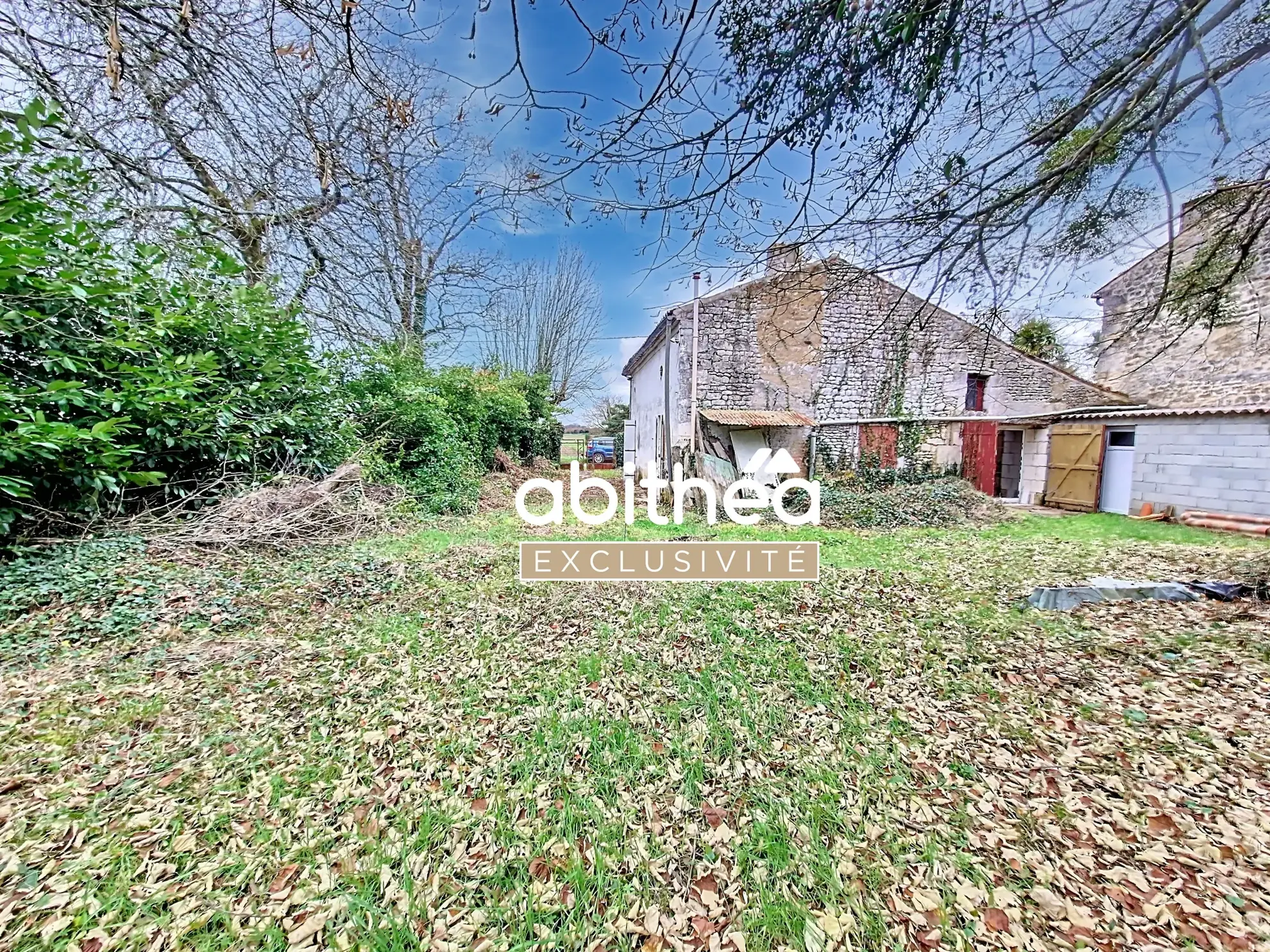 Charmante maison charentaise à rénover de 120 m² avec jardin en campagne 