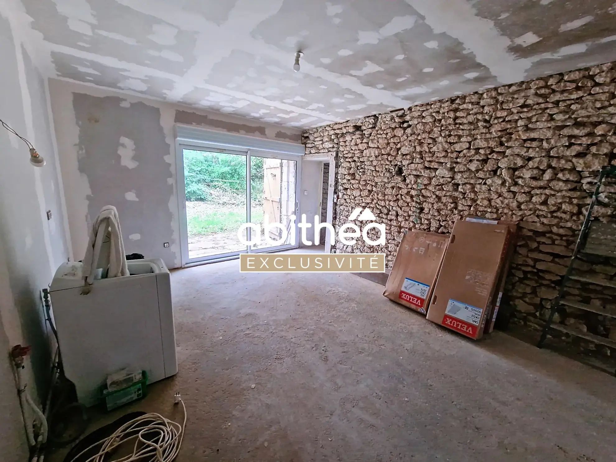Charmante maison charentaise à rénover de 120 m² avec jardin en campagne 