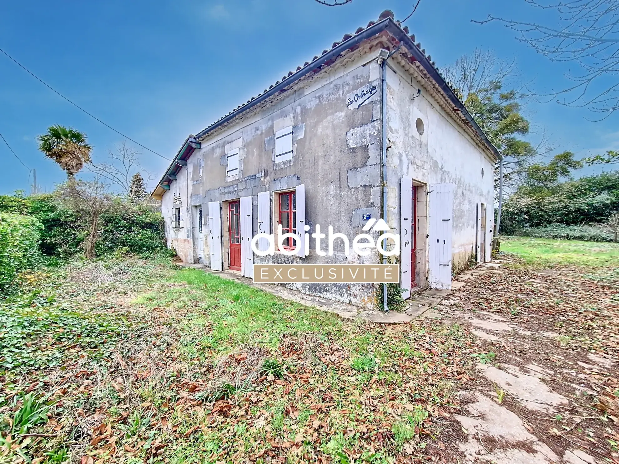 Charmante maison charentaise à rénover de 120 m² avec jardin en campagne 