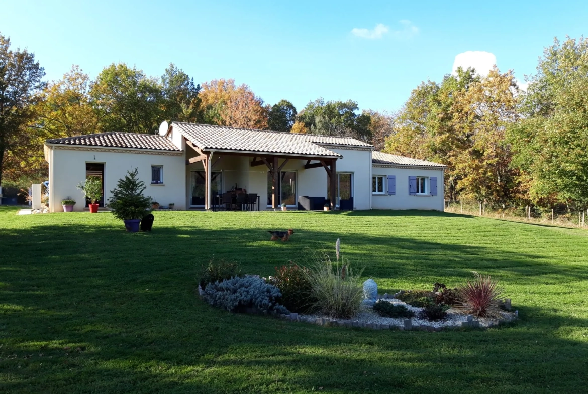 Belle maison récente de 130 m² avec terrasse à Lacapelle-Biron, environnement campagne 
