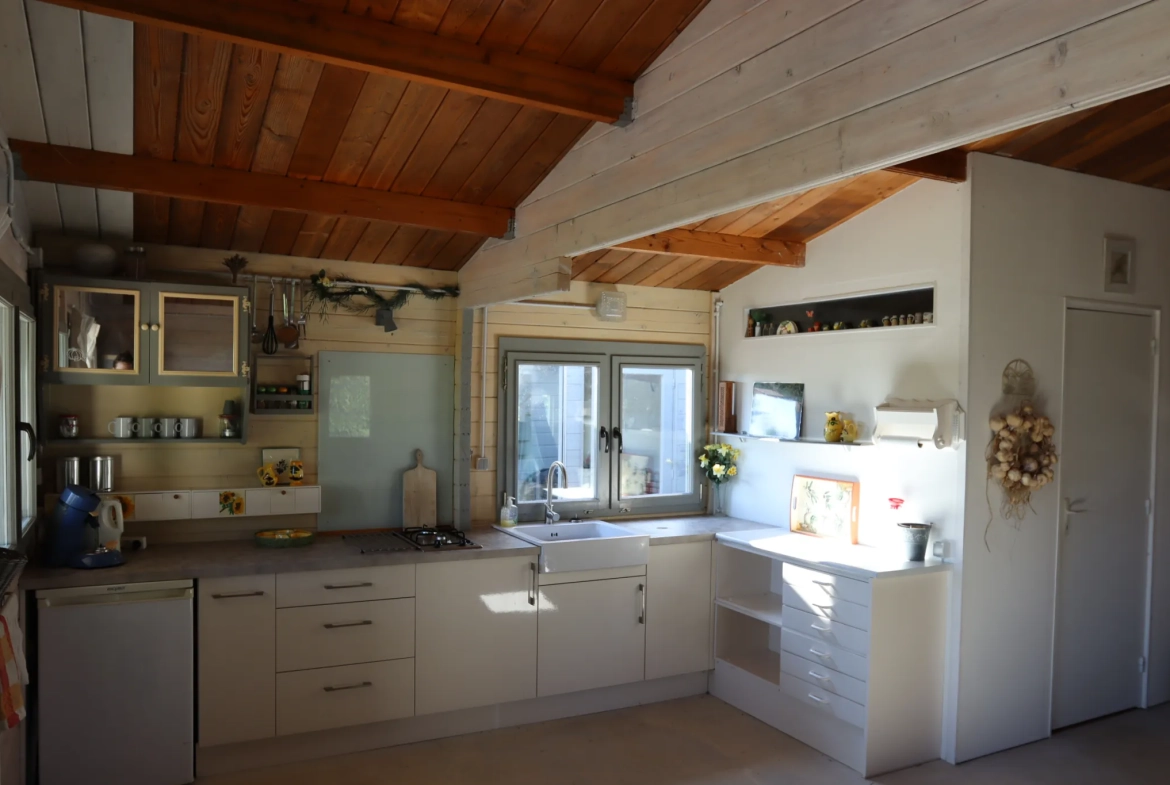 Propriété familiale avec potentiel locatif et chalet sur terrain de 5760 m² à Ainay-le-Château 