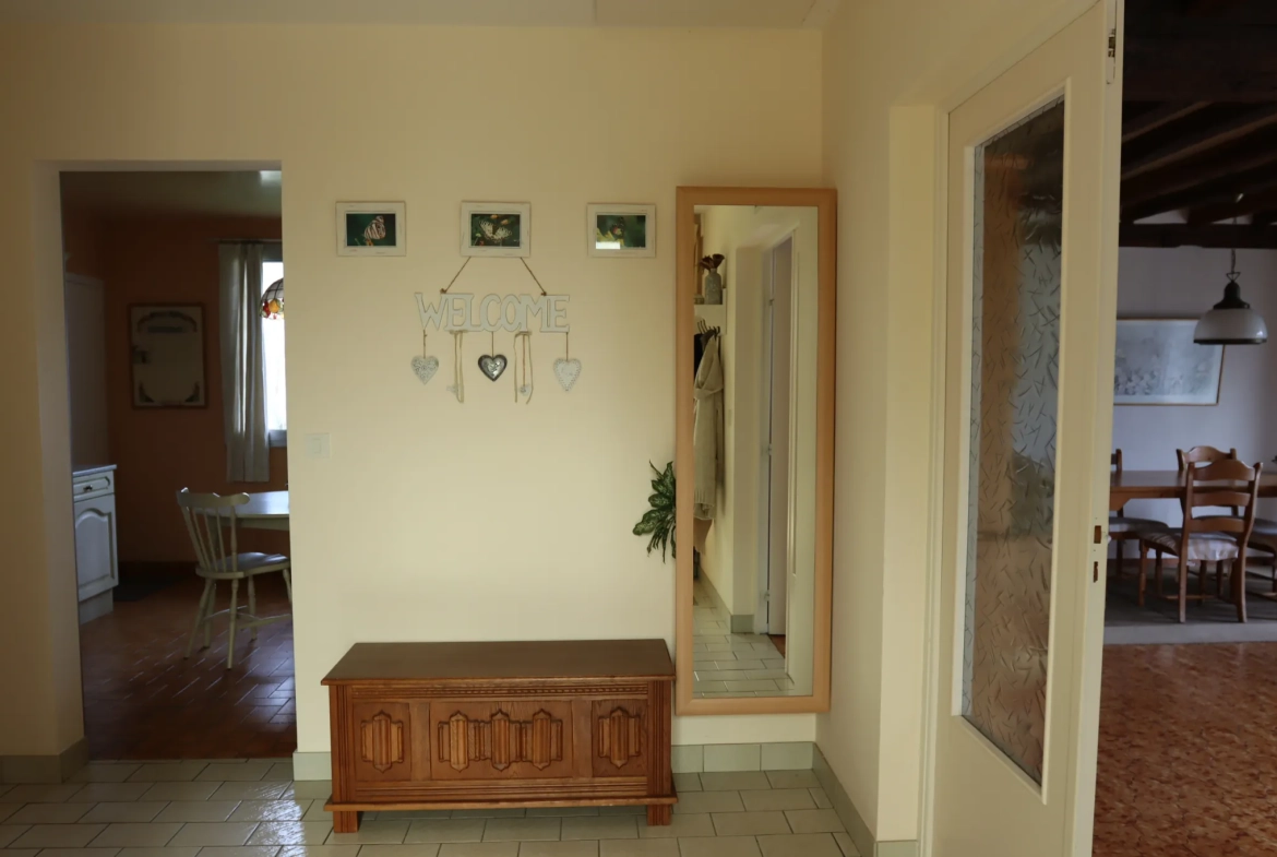 Propriété familiale avec potentiel locatif et chalet sur terrain de 5760 m² à Ainay-le-Château 