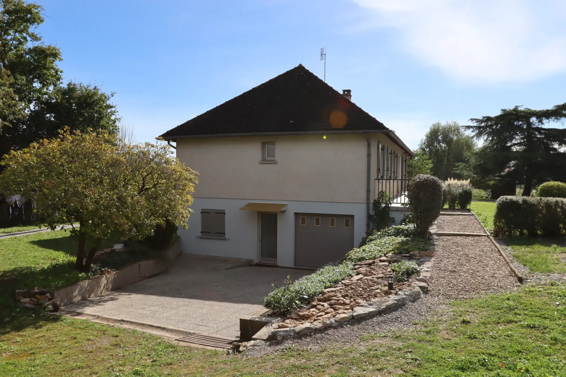 Propriété familiale avec potentiel locatif et chalet sur terrain de 5760 m² à Ainay-le-Château 