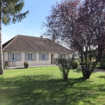 Propriété familiale avec potentiel locatif et chalet sur terrain de 5760 m² à Ainay-le-Château