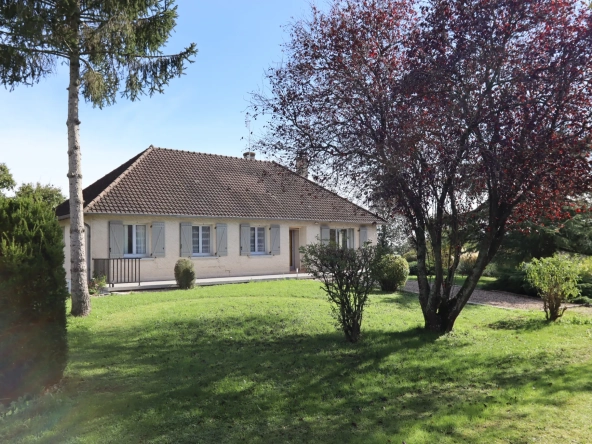 Propriété familiale avec potentiel locatif et chalet sur terrain de 5760 m² à Ainay-le-Château