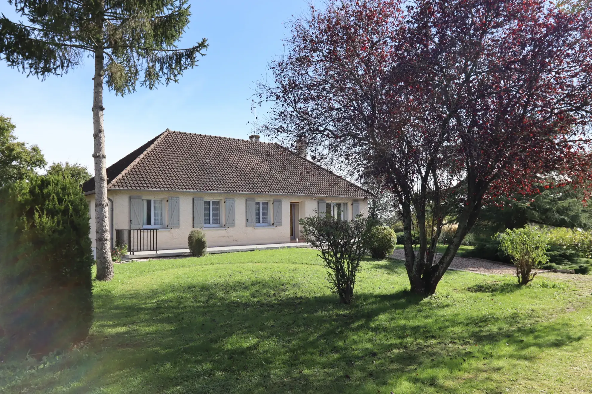Propriété familiale avec potentiel locatif et chalet sur terrain de 5760 m² à Ainay-le-Château 