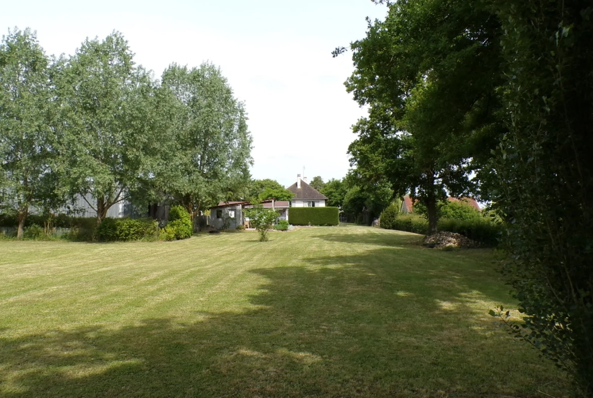 Propriété familiale avec potentiel locatif et chalet sur terrain de 5760 m² à Ainay-le-Château 
