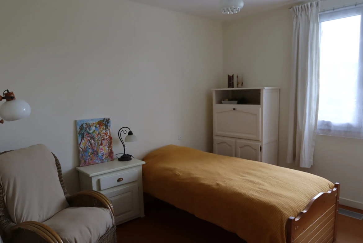 Propriété familiale avec potentiel locatif et chalet sur terrain de 5760 m² à Ainay-le-Château 