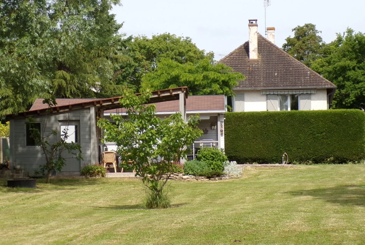 Propriété familiale avec potentiel locatif et chalet sur terrain de 5760 m² à Ainay-le-Château 