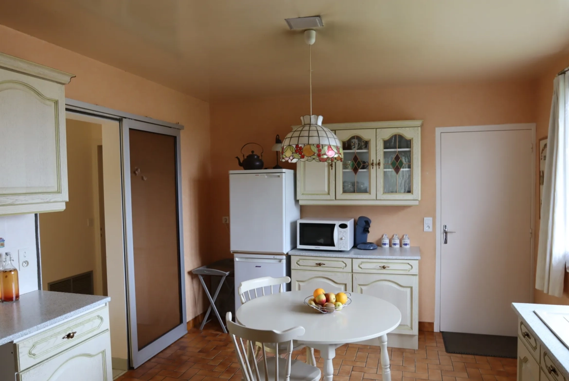 Propriété familiale avec potentiel locatif et chalet sur terrain de 5760 m² à Ainay-le-Château 