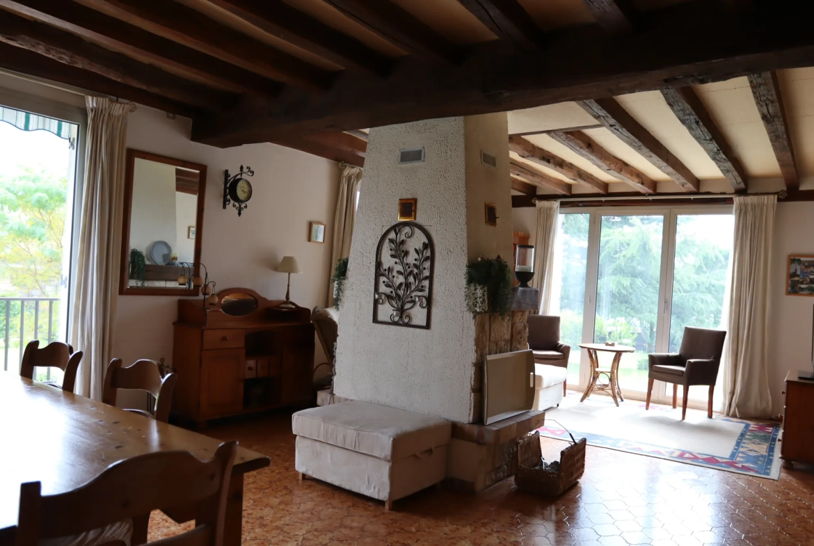 Propriété familiale avec potentiel locatif et chalet sur terrain de 5760 m² à Ainay-le-Château 