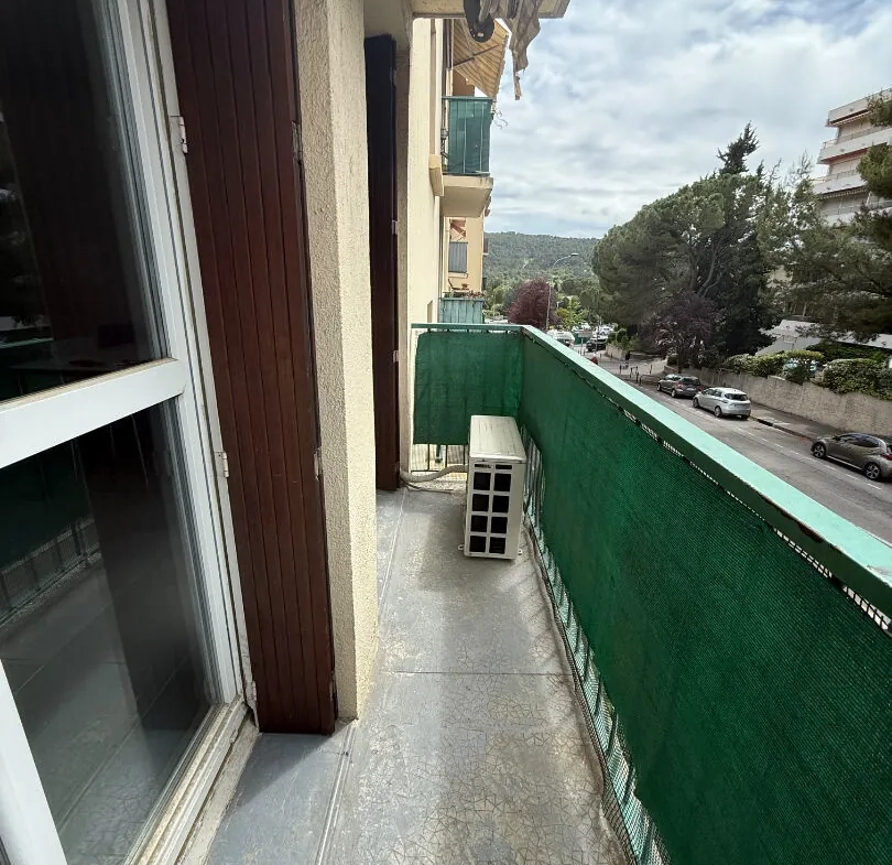 Appartement rénové de 67 m² à Aix-en-Provence avec balcon et cave 