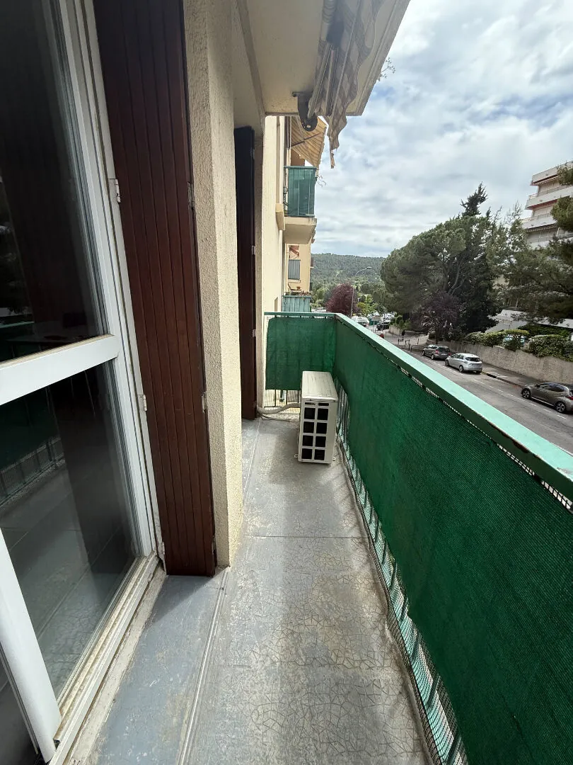 Appartement rénové de 67 m² à Aix-en-Provence avec balcon et cave 