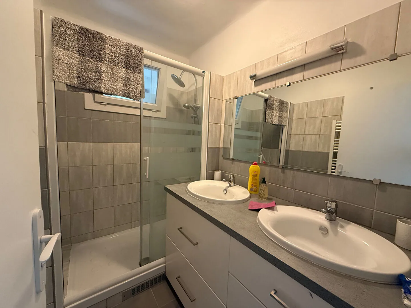 Appartement rénové de 67 m² à Aix-en-Provence avec balcon et cave 