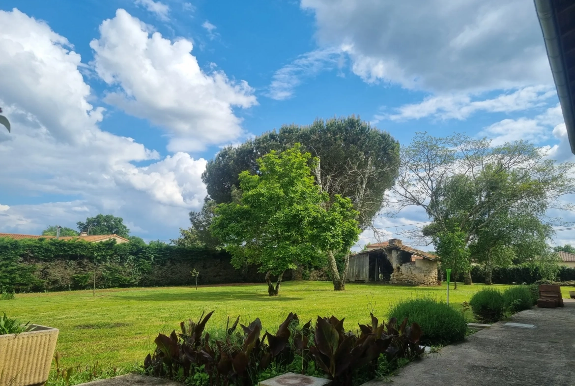 Belle maison à Bazas avec grand jardin et extension à finir 