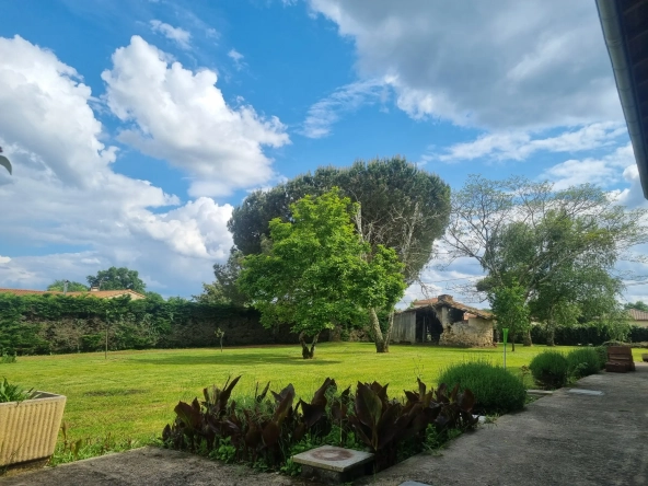 Belle maison à Bazas avec grand jardin et extension à finir 