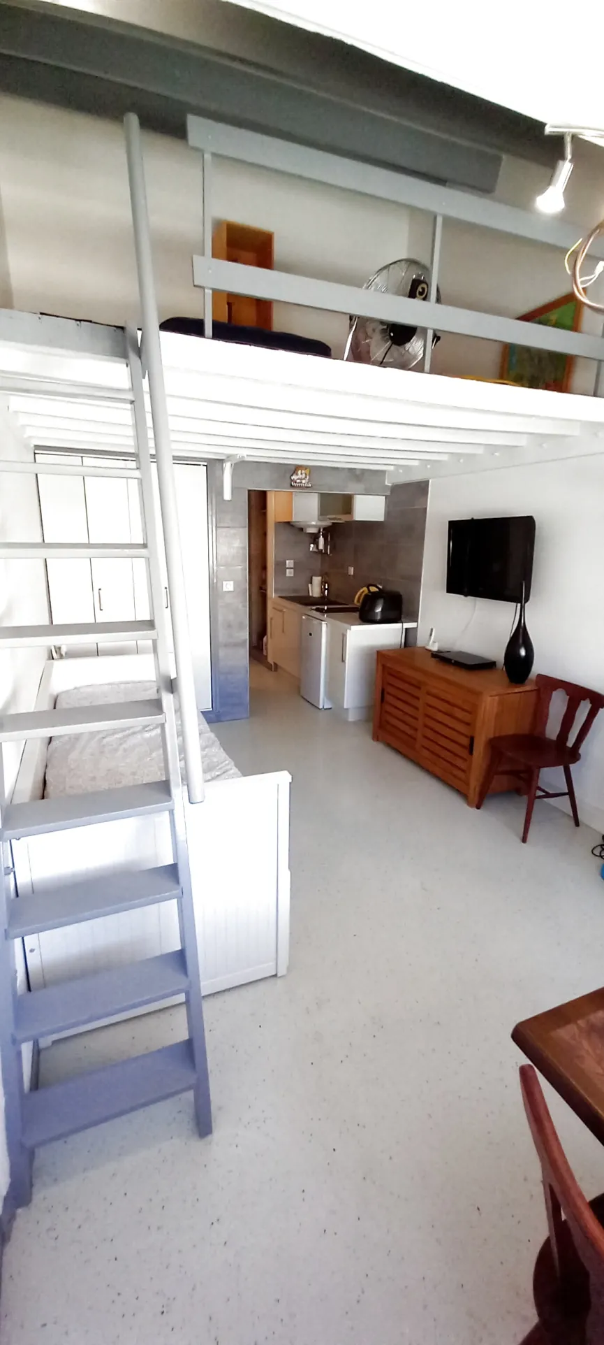 Appartement T1 rénové avec mezzanine à Agde - Opportunité d'investissement 